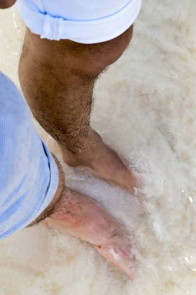 Adam tropikal okyanusa ayaklı 