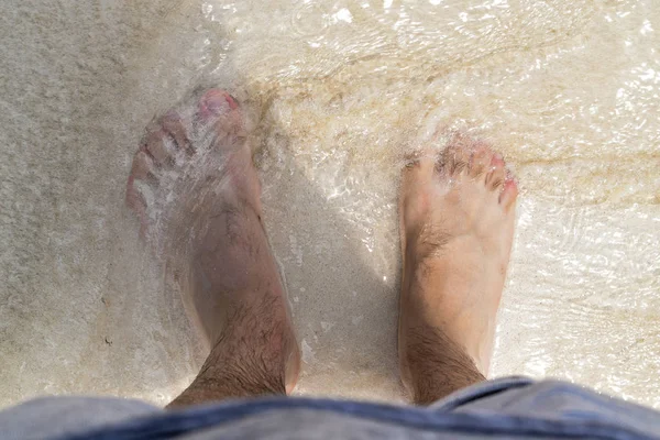 Adam tropikal okyanusa ayaklı 