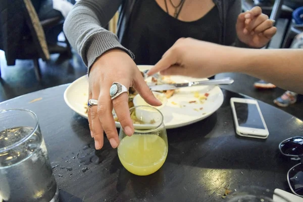 Femme main tenant des mimos — Photo