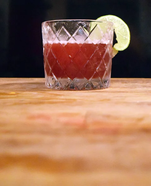Retro yasaklanması döneminde cam fantezi kırmızı kokteyl — Stok fotoğraf