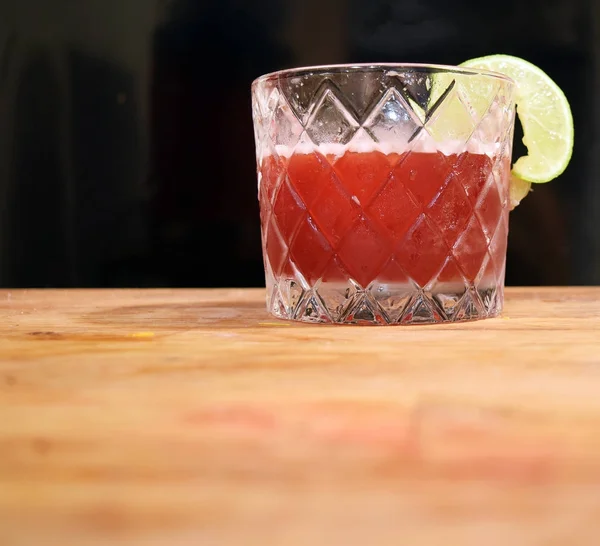 Cocktail rouge fantaisie en verre de l'ère de la prohibition rétro — Photo