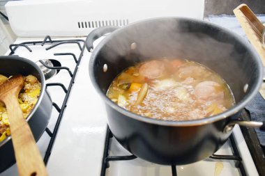 Akşam yemeği için tavuk çorbası