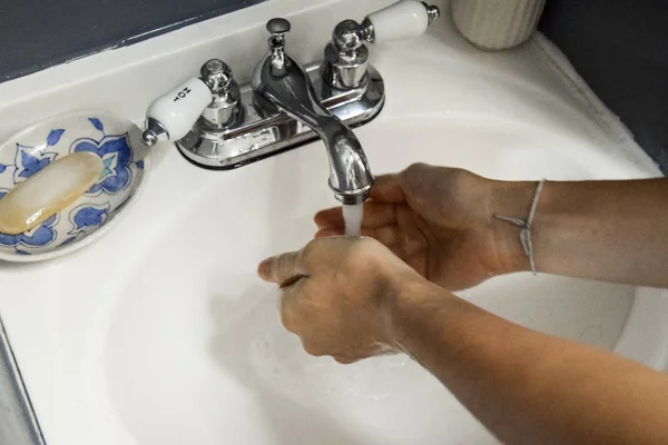 Brazilian man washing his hands — Stock Photo, Image