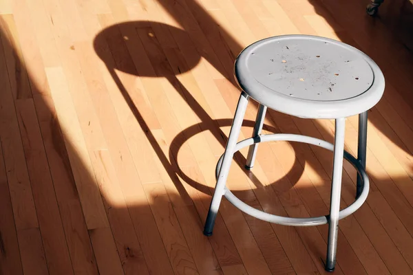 Metallhocker auf Holzboden im Zimmer — Stockfoto