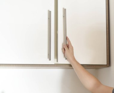 Kabine açılış sapında el