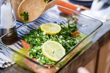 Hazırlanan lezzetli çiğ somon