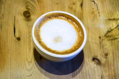 Odasının köpük süt ile