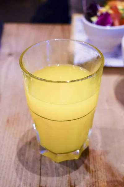 Copo de suco de laranja fresco espremido — Fotografia de Stock