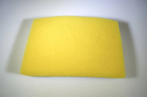 Żółty Gąbkowy Zielonym Scrubber Izolowane Białe Tło — Zdjęcie stockowe