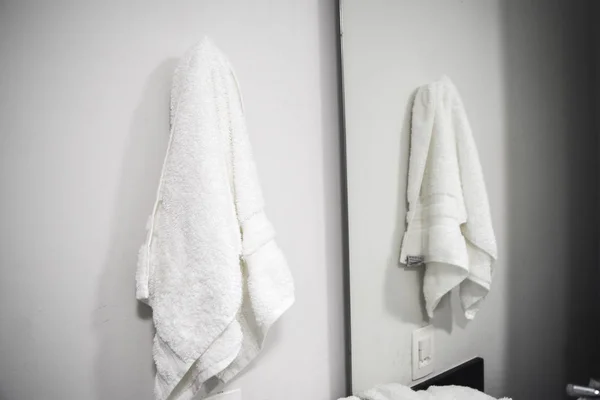 Fehér Fürdő Törölköző Lógott Fürdőszoba Tükör Előtt — Stock Fotó