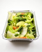 Dušená zelenina v kovových vytáhnout zásobník - izolované, bílé pozadí