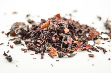 Kurutulmuş bitkisel ebegümeci çayı - beyaz arka plan izole, yığını