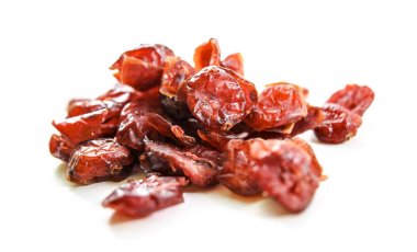 Kurutulmuş cranberies - beyaz arka plan üzerinde izole yığını