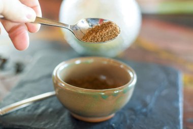 Kaşık şeker kamışı doğal kahverengi kase içine dökme