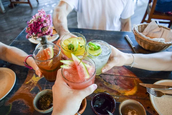 Arkadaşlar, kızartma söyleyerek holding tropikal karışık meyve içecekler Şerefe.