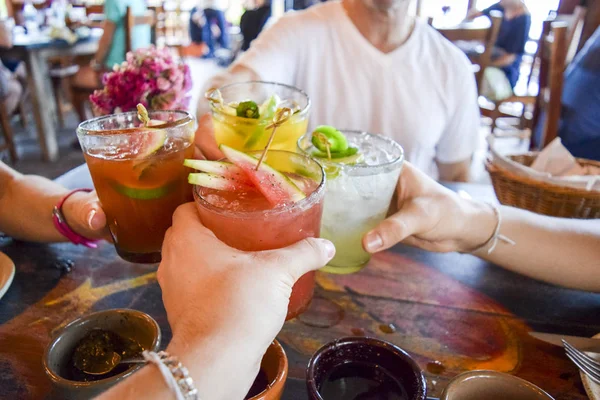 Arkadaşlar, kızartma söyleyerek holding tropikal karışık meyve içecekler Şerefe.