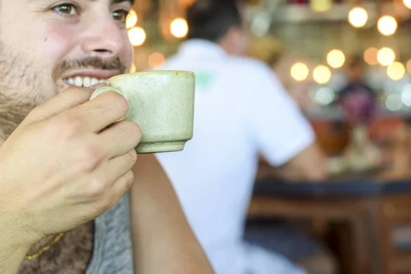 Man Ler Medan Dricka Artisan Kopp Kaffe — Stockfoto