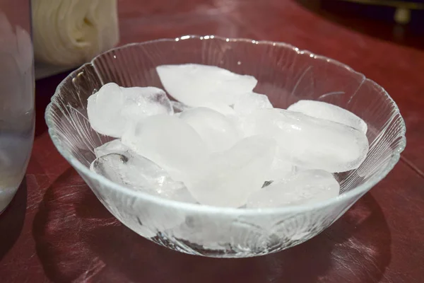 Eiswürfel Glasschale Auf Dem Tisch — Stockfoto