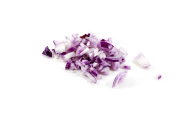 İzole taze organik ince kıyılmış kırmızı soğan - yığını