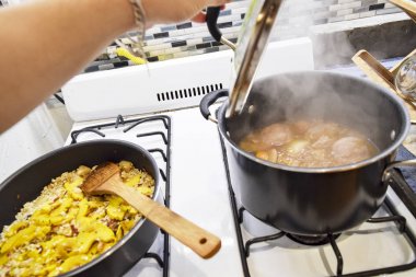 Kapak pot göstermek için kaldırma el tavuk suyu kaynar