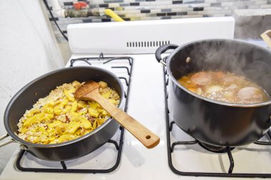 Ocakta bir tavada lezzetli kabak risotto yapma