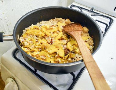 Ocakta bir tavada lezzetli kabak risotto yapma