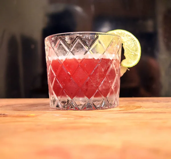 Cóctel Gourmet Con Rueda Cal Sobre Mesa Madera — Foto de Stock