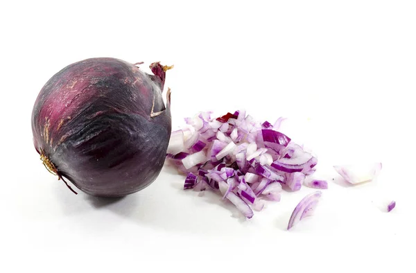 Montón Cebolla Roja Picada Fresca Con Cebolla Roja Entera Aislado — Foto de Stock