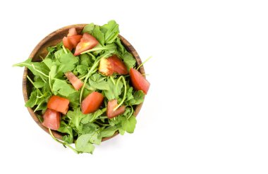 Ahşap plaka - izole taze roka ve domates salatası