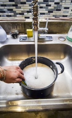 El sos pot bir sünger lavaboda yıkama