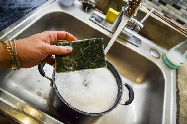 Male Hand Holding Sponge Scouring Side Kitchen Sink — Stock Photo, Image