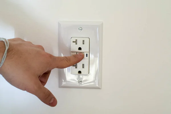 Palec Niebezpiecznie Blisko Gniazdka Elektrycznego Ryzyko Porażenia Prądem Elektrycznym Porażenia — Zdjęcie stockowe