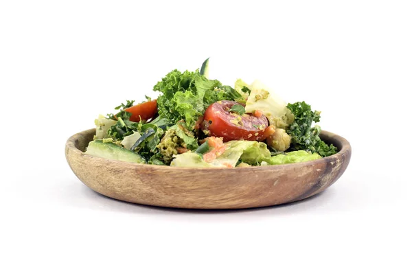 Boerenkool Salade Met Tahin Dressing Houten Plaat Geïsoleerd — Stockfoto