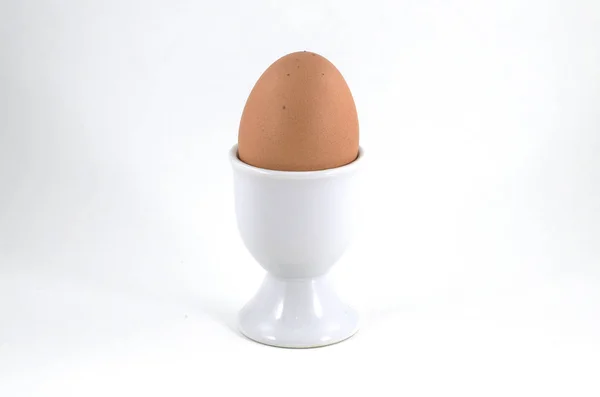 Keramische Egg Cup Met Bruin Zacht Gekookt Erin Geïsoleerd — Stockfoto