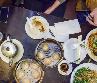 Bir tablo üzerinde köfte