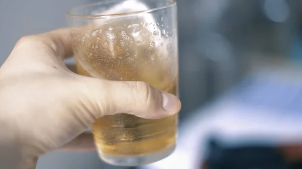Людина Закручує Пиво Склянці Крижане Холодне Пиво Літній День — стокове фото