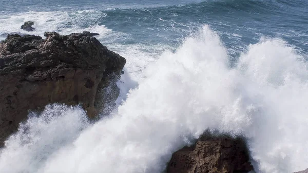 Reuzengolven Botsen Tegen Rotsen Beroemde Stad Nazare Portugal Een Stad Stockafbeelding