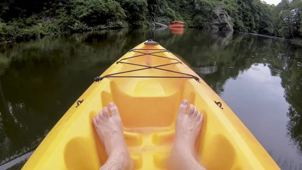 Point Vue Des Pieds Kayak Flottant Dans Une Rivière Image En Vente