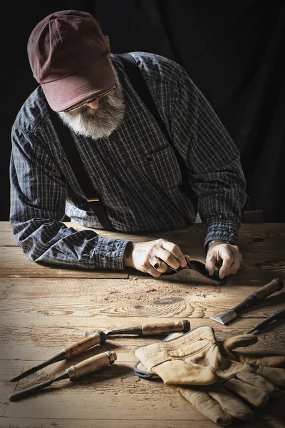 Hombre que trabaja en una madera recuperada —  Fotos de Stock