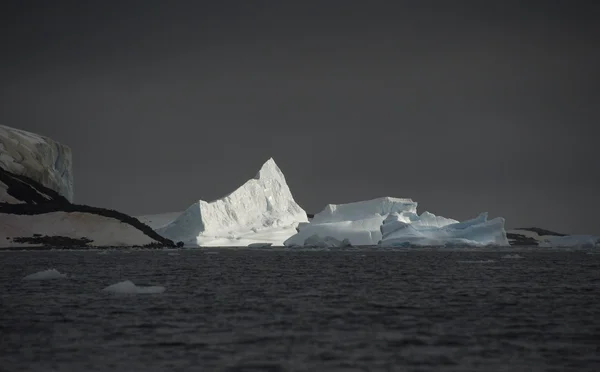 Iceberg wzdłuż półwyspu antarktycznego. — Zdjęcie stockowe