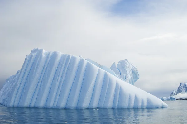 Iceberg wzdłuż półwyspu antarktycznego. — Zdjęcie stockowe