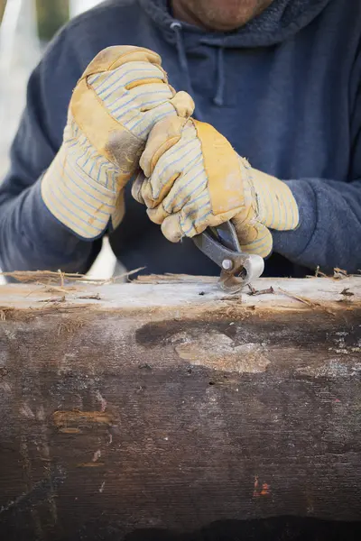 Man preparing the timber — Stock Photo, Image
