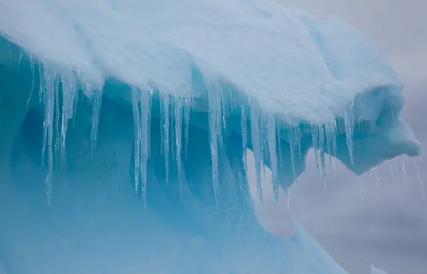 氷山から氷柱 — ストック写真