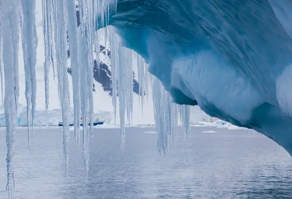 Icicles colgando de iceberg — Foto de Stock