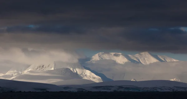 Antarktika. Kar kaplı tepeler — Stok fotoğraf