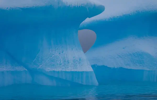 Icebergs avec érosion et changement de forme — Photo