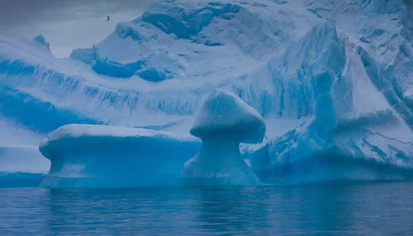 Icebergs con erosión y cambio de forma — Foto de Stock