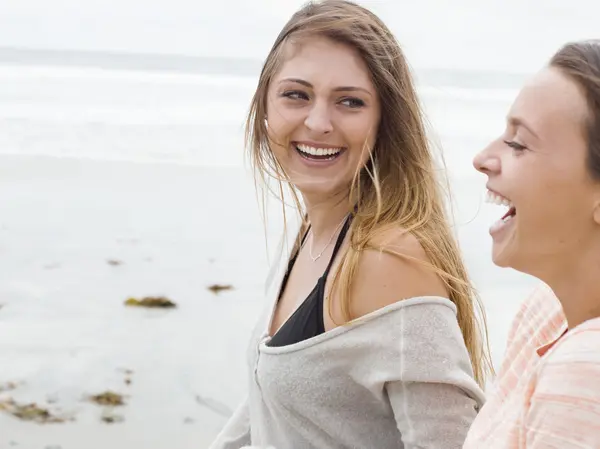 Women walking on a beach. — Stock Photo, Image