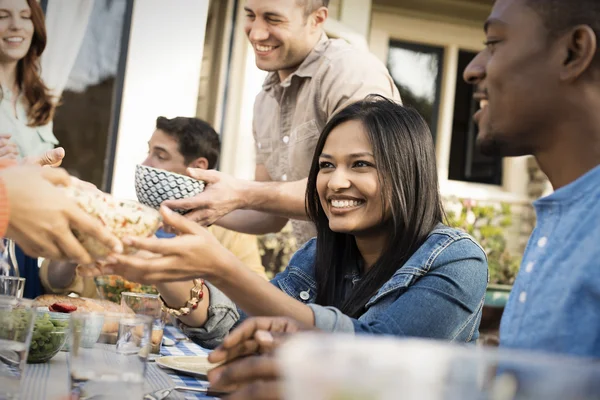 Friends around a table — Stock Photo, Image