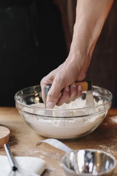 バターを柔らかくために、マッシャーを使っている人 — ストック写真